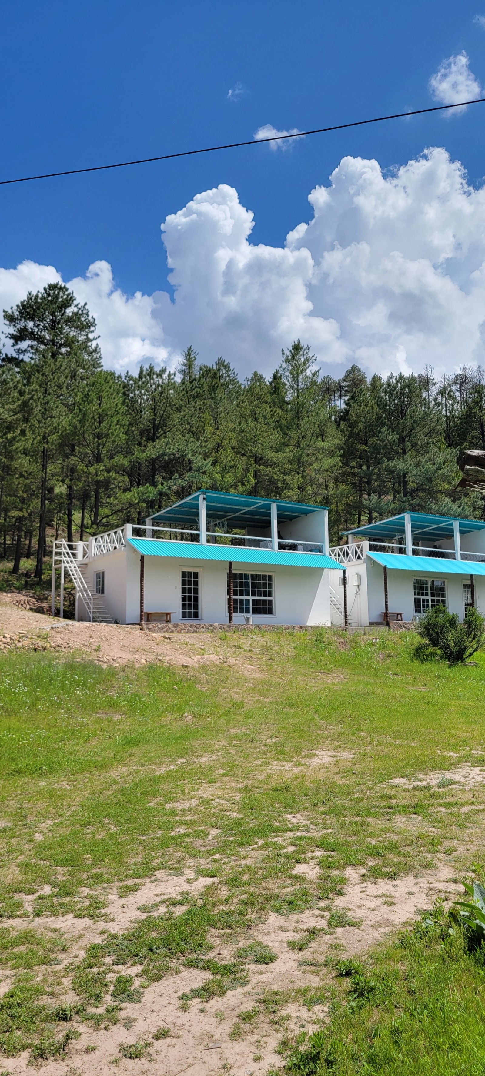 Fachada blanca con detalles turquesa