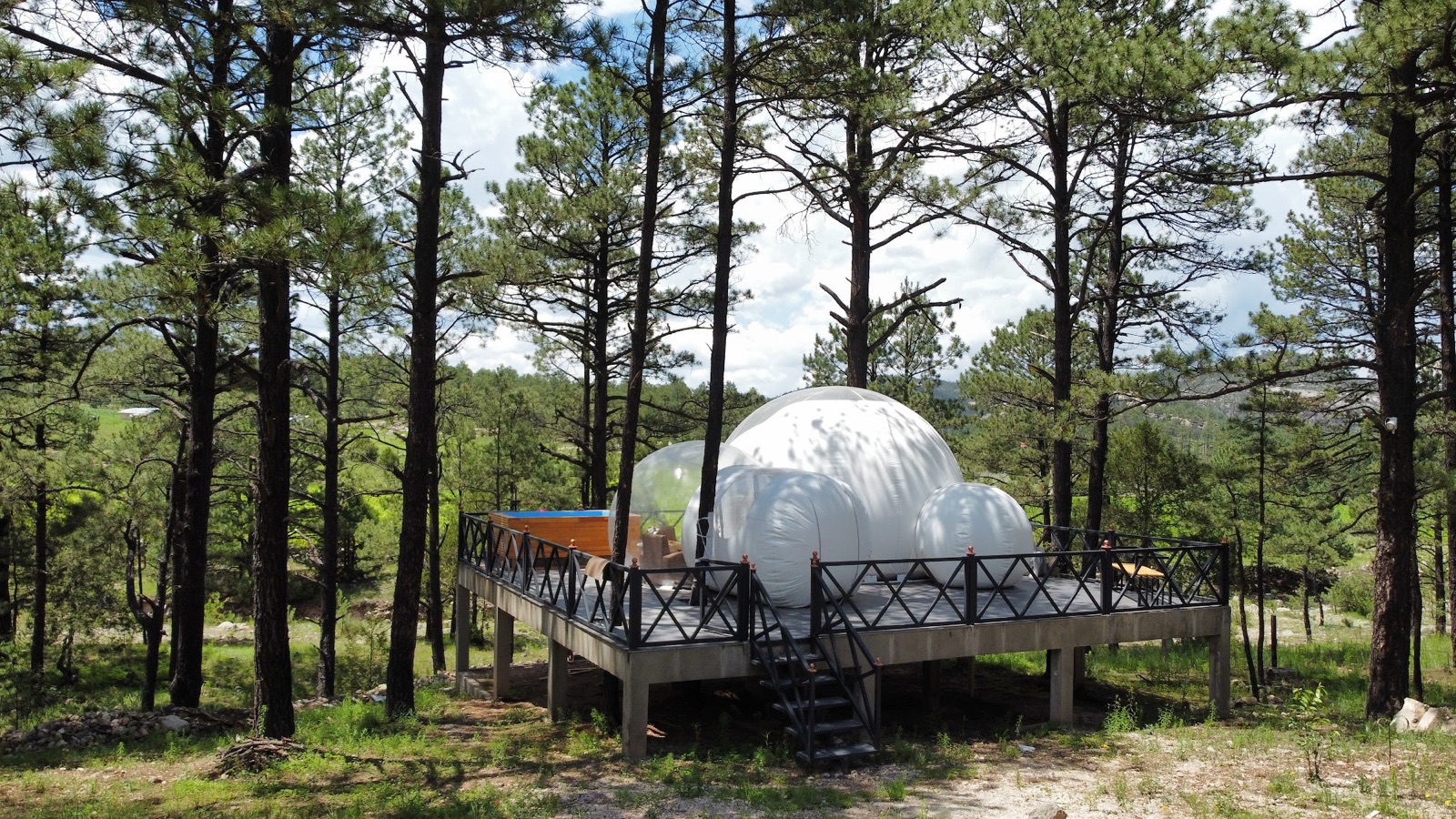 Dos burbujas de glamping en el deck