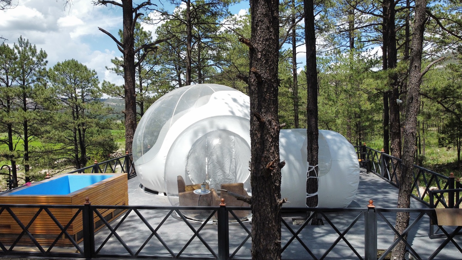 Glamping burbuja con tina entre los pinos