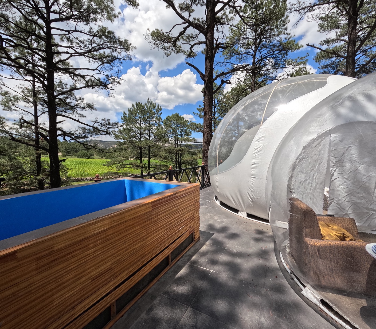Burbuja de glamping con tina de madera