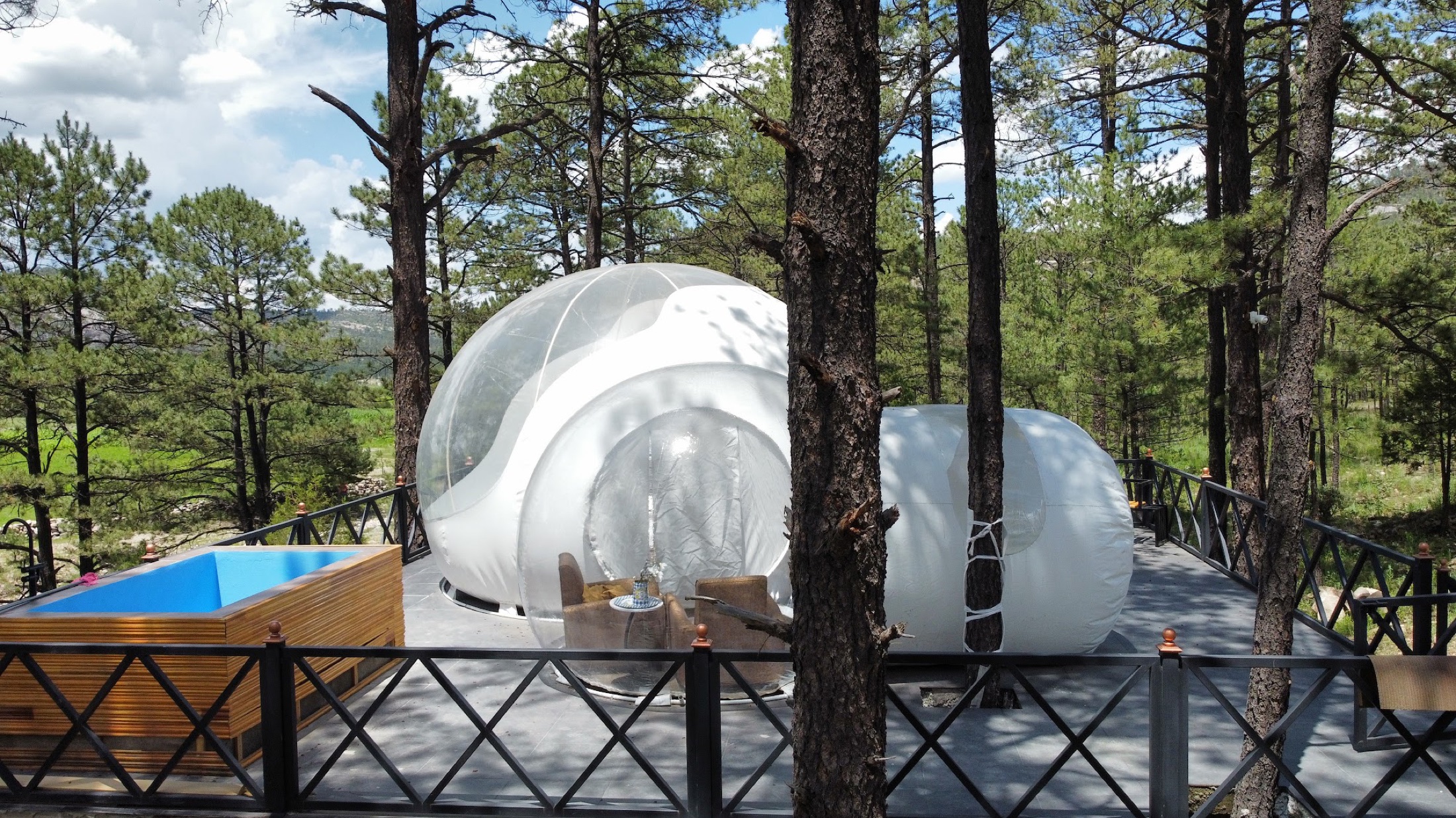 Glamping burbuja con tina privada entre los pinos de la Sierra Tarahumara