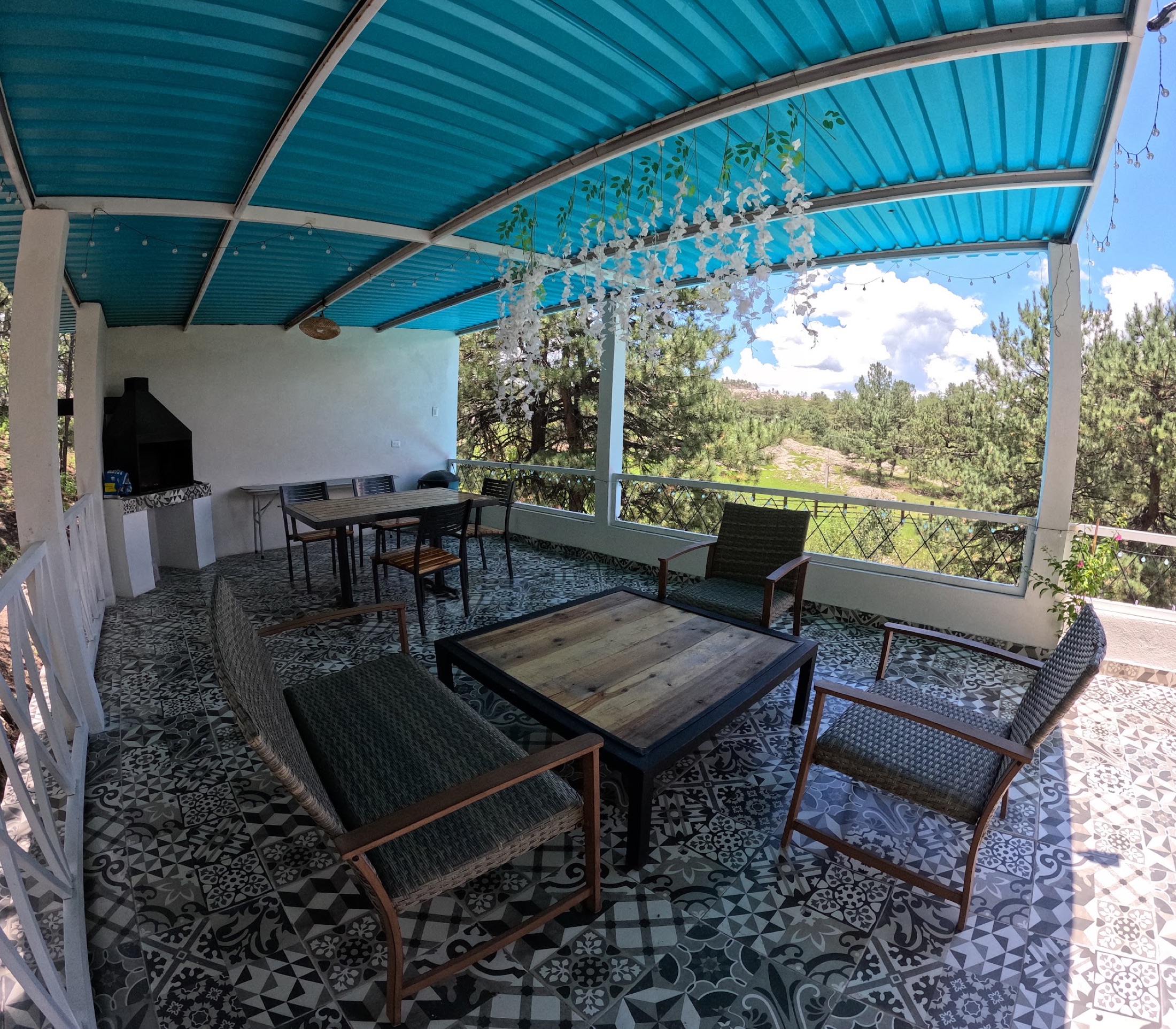Zona común techada de El Sueño de Mina con vista a la sierra