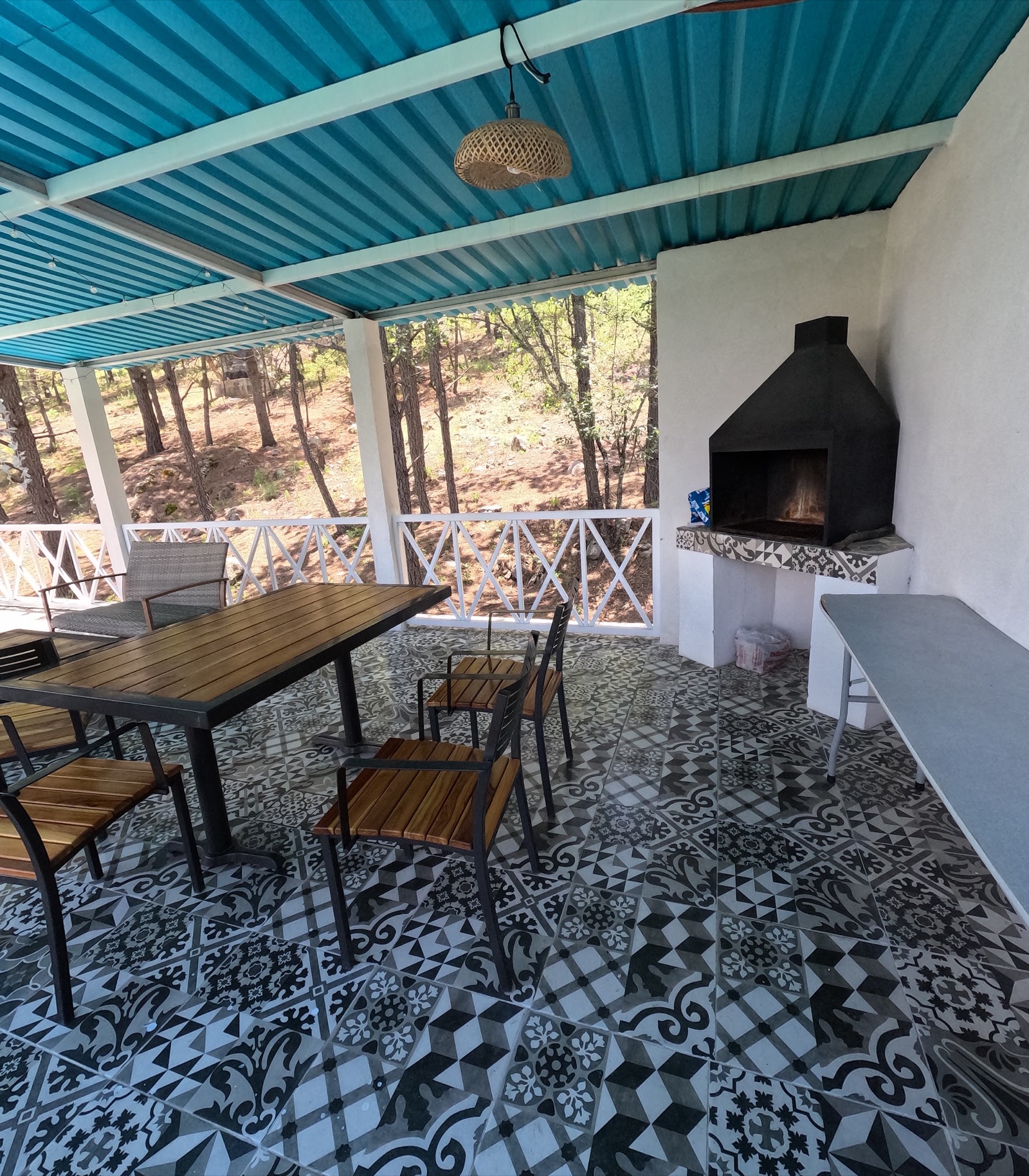 Espacio de asador con piso de mosaico
