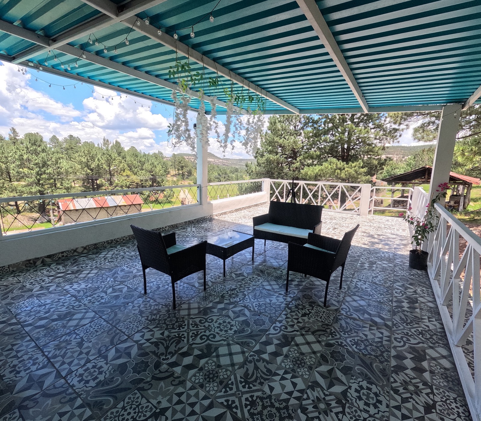 Zona común techada con vista al bosque